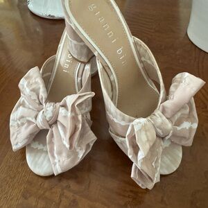 Gianni Bini Women's Cream Bow Mules